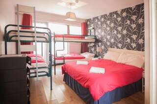 Хостелы Abrahams Hostel Дублин Кровать в 5-местном общем номере для мужчин и женщин, с собственной ванной комнатой-2