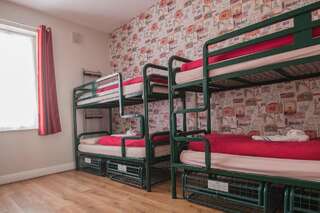 Хостелы Abrahams Hostel Дублин 1 кровать в общем номере для женщин с 4 кроватями и ванной комнатой-3