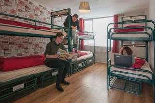 Хостелы Abrahams Hostel Дублин 1 кровать в общем номере с 6 кроватями для гостей обоего пола и собственной ванной комнатой-5